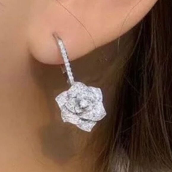 The Dramatic Drop Flower dangle earrings in 925 and cubic zirconia - Picture 4 of 5